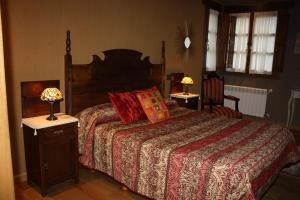 Vega de Rengos玛丽亚塞西莉亚乡村民宿的一间卧室配有一张大床和两盏灯。
