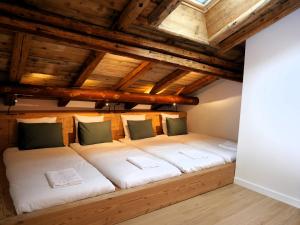 欧特吕斯La ferme d'Hauteluce - Chalets的木制天花板的客房内的一张大床