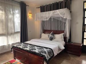 阿鲁沙Njiro Climax的一间卧室配有一张带天蓬的大床