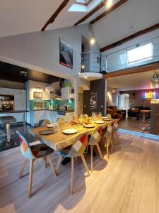 HerveLa Renaissance 1&2 high standing guest house的用餐室以及带桌椅的厨房。
