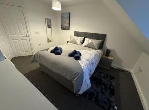 威灵堡Modern TownHouse - 3 bed 2.5 bath 2 Private Gated Parking的一间卧室,床上有两只蓝色填充动物
