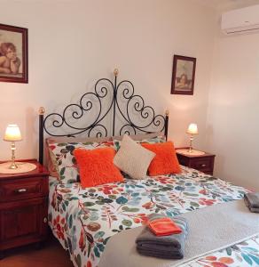 Siġġiewi"Joseph 2" Stylish corner flat with open views, just 5km from the beach的一间卧室配有带橙色枕头的床
