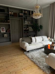 NorbergPastors Prästgården的客厅配有白色沙发和吊灯。