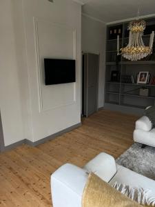 NorbergPastors Prästgården的客厅配有白色沙发和电视
