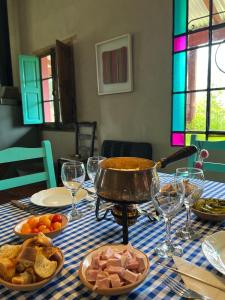 拉斯弗洛雷斯Casa de Campo La Colorada的餐桌,带餐盘和酒杯