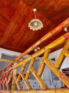 万查科Huanchaco Domes的木天花板和吊灯