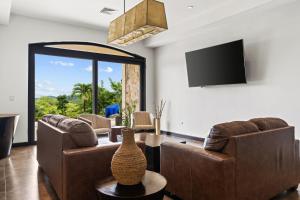 科克Villa Buena Onda All Inclusive的客厅配有两张沙发和一台电视机