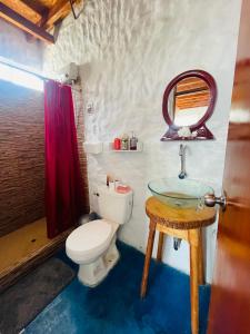 万查科Huanchaco Domes的一间带卫生间和水槽的浴室