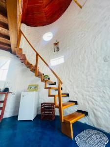 万查科Huanchaco Domes的木天花板房子的楼梯