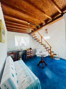 万查科Huanchaco Domes的一间客厅,设有蓝色的地板和楼梯