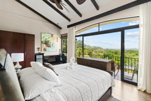 科克Villa Buena Onda All Inclusive的一间卧室设有一张大床和一个大窗户