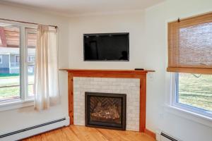 温德姆Windham Vacation Rental 1 Mi to Ski Resort!的客厅设有壁炉和平面电视。