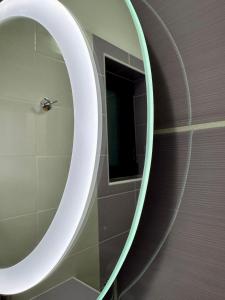 亚历山德鲁波利斯SnappyB - Minimalo的浴室墙上的镜子