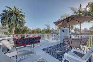卡尔斯巴德Pelican Cove Inn的庭院配有桌椅和遮阳伞。