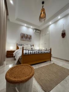Le BardoSublime duplex au Bardo Tunis的一间卧室配有一张大床和一张桌子