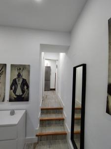 阿尔科斯-德拉弗龙特拉Apartamento Santa María的白色房间的一个楼梯,镜子