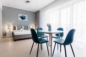 克卢日-纳波卡Tower Apartments的一间带桌椅和一张床的用餐室