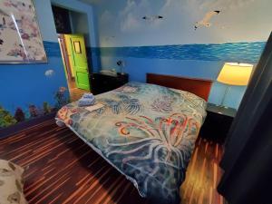 圣奥古斯丁海盗豪斯住宿加早餐旅馆的一间卧室配有一张壁画床