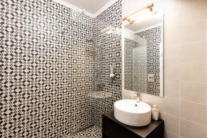 克卢日-纳波卡Tower Apartments的一间带水槽和淋浴的浴室