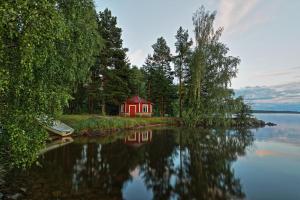 法伦Birgittagården的湖畔的红色小屋