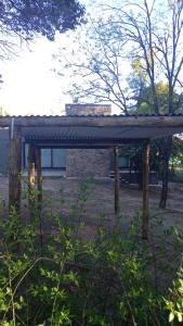 吉亚迪诺镇Cabaña Panpachay Villa Giardino的公园内带有屋顶的木结构