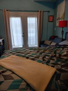 金斯顿Amor Bayridge的卧室设有一张大床,卧室设有大窗户