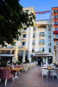 伊斯坦布尔巴贝尔公园酒店的大楼前设有桌椅的酒店