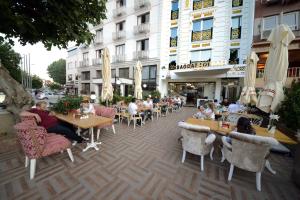 伊斯坦布尔巴贝尔公园酒店的一群坐在大楼外桌子上的人