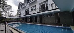 内罗毕Diplomatic Short Stay in Gigiri的一座房子前面设有游泳池