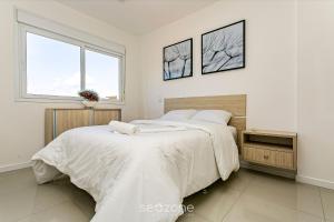 弗洛里亚诺波利斯Apto lindo e confortável em frente à UFSC RVR0506的一间白色卧室,配有两张床和窗户