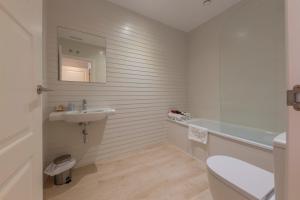Mazaricos卡萨菊里奥酒店的白色的浴室设有水槽和卫生间。