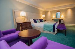 伊瓜苏港伊瓜苏度假酒店水疗中心及赌场的酒店客房配有一张床和紫色家具