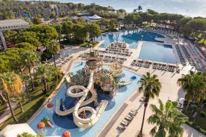 凯麦尔Dobedan World Palace Hotel ''Ex Brand Alva Donna World Palace ''的享有度假村游泳池的空中景致