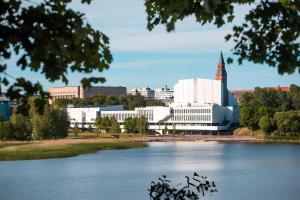 赫尔辛基Chic Urban Oasis at Helsinki Activity Center的享有湖泊对面的城市美景