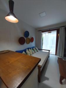 巴拉格兰德Casa Paula的一间卧室配有一张床、一张桌子和一个窗户。