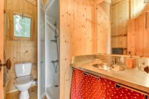 Aigues-VivesCamping LA SERRE的一间带卫生间和水槽的浴室