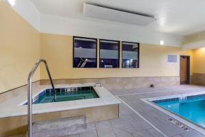 米苏拉米苏拉汉普顿酒店的一间带热水浴缸和游泳池的浴室