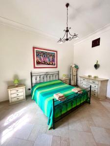 奥斯图尼VILLA GAIA的一间卧室配有床和2个梳妆台