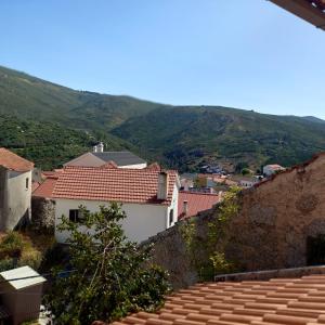 萨布盖鲁Casa do Patrão - Quartos的享有以山脉为背景的小镇美景。