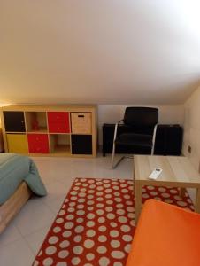 奥托纳Terrazza M & G的配有床、椅子和桌子的房间