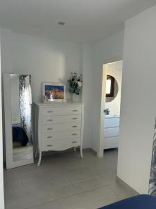 科尔多瓦Balcon San Rafael的镜子房内的白色梳妆台