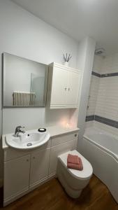 米德赫斯特Cosy Corner的浴室配有盥洗盆、卫生间和浴缸。