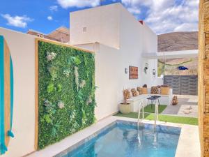 大塔拉哈尔Villa Zephyr con piscina privada.的一座带绿色墙壁和游泳池的房子