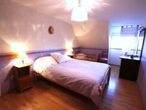 奥尔贝Gîte Orbey, 4 pièces, 6 personnes - FR-1-744-26的卧室配有一张白色床、两张桌子和两盏灯。