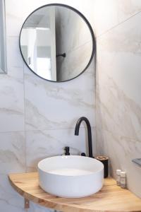 纳乌萨Navi A3 Brand new Studio in Naousa的浴室设有白色水槽和镜子