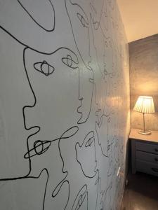 艾斯拜瑞Unique Style Apartment的床上用眼镜画女人的画