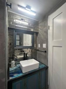 艾斯拜瑞Unique Style Apartment的一间带水槽和镜子的浴室