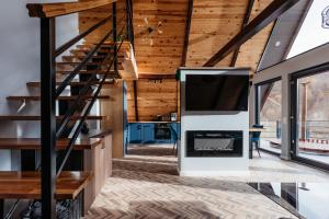 里梅泰亚KARL's Cabin by Black & White Panoramic的客厅设有壁炉和电视。