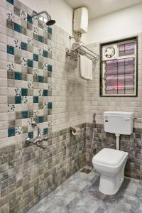 浦那hotel Fortune Suites Baner-- Indian nationals only的一间带卫生间和瓷砖墙的浴室