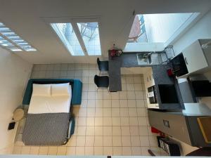 哥西尔Bel appartement cosy - Les pieds dans l'eau的享有高空美景的客房 - 带一张床和厨房